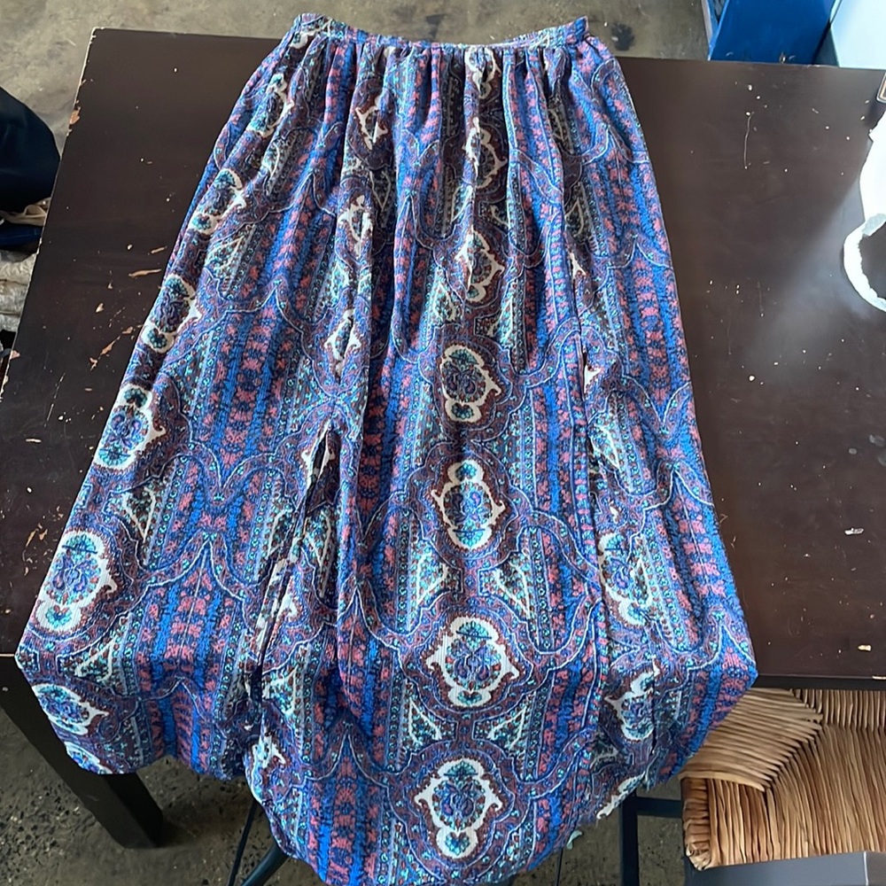 Cute and stretchy maxi skirt with a slit on the right side